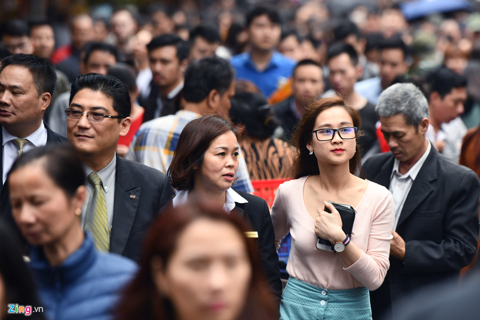 Dân công sở chật cứng phủ Tây Hồ ngày đầu đi làm